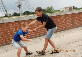 Kinder beim rumtoben in Boizenburg/Elbe am Hafen